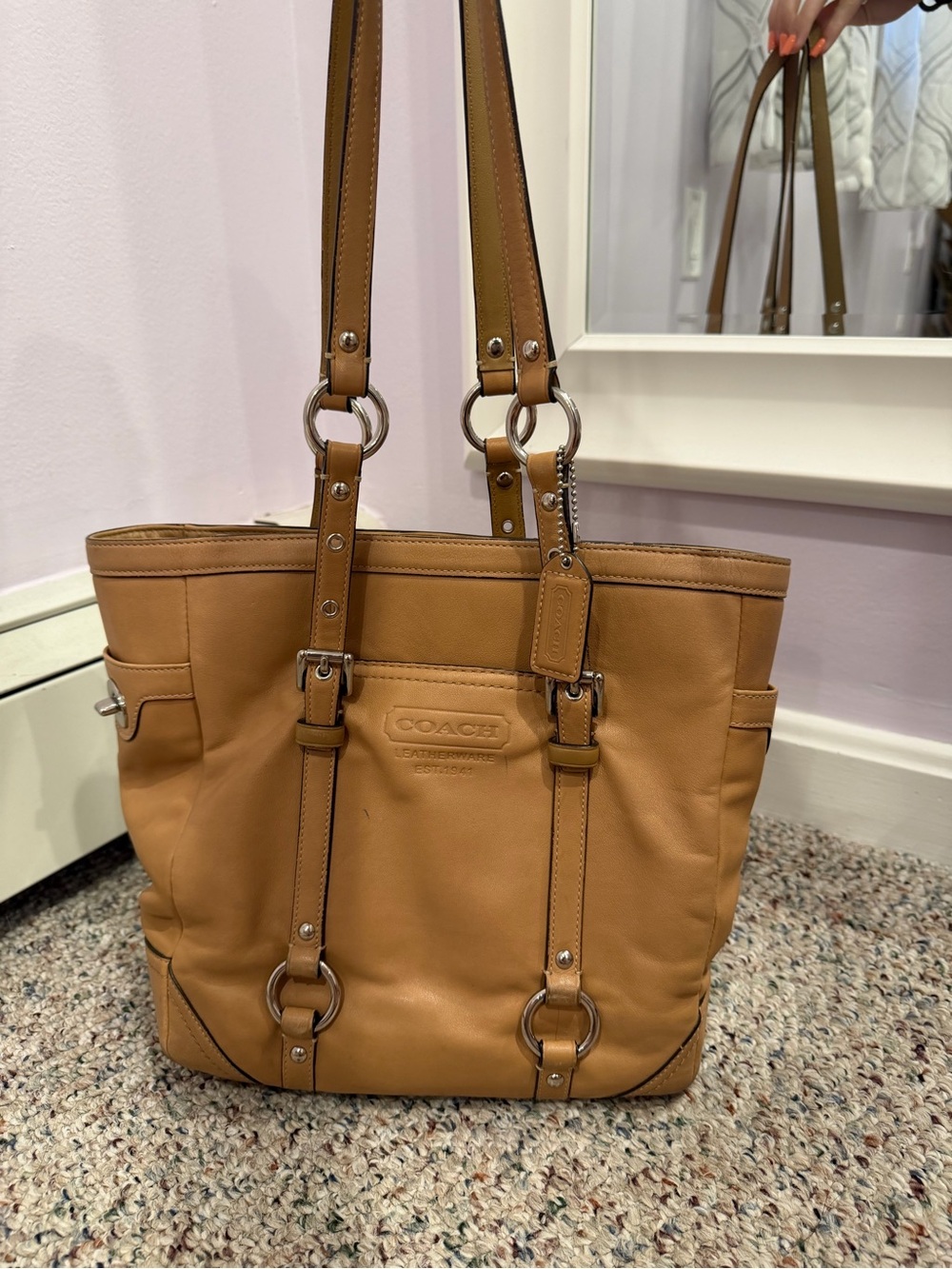 COACH Tan Leather Tote Bag - Classic Shoulder Tote